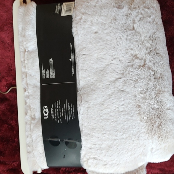 UGG Table Runner - Picture 3 of 3